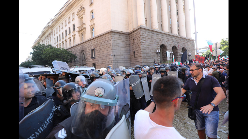 Протест пред парламента