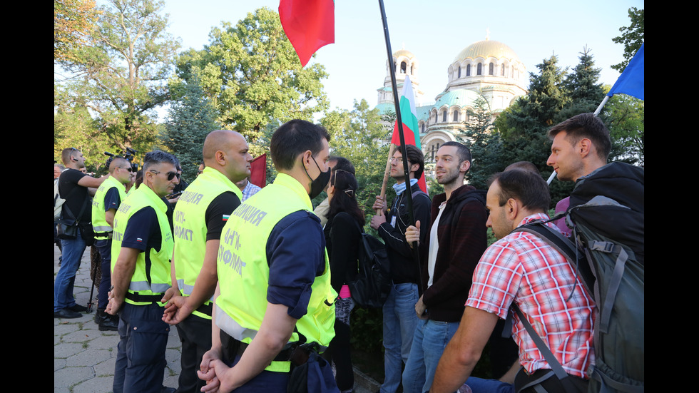 Протестиращи посрещнаха с яйца депутатите пред НС