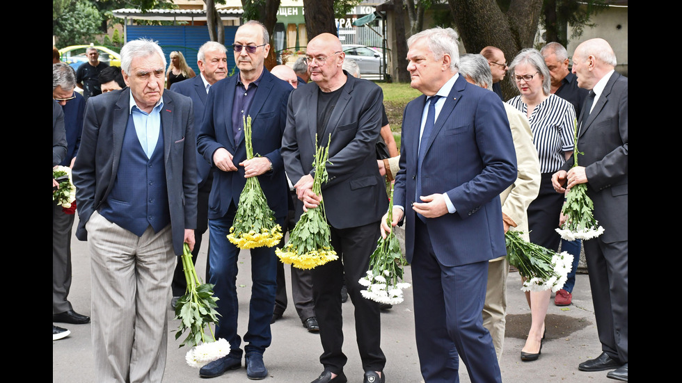 Близки и приятели се сбогуваха с Виктор Вълков