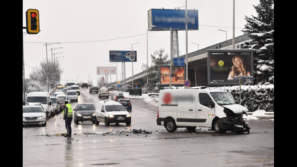 Шофьор е в болница след катастрофа между джип и микробус в София