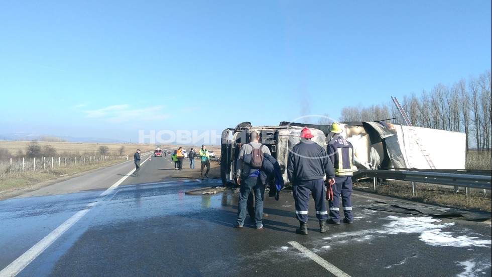 Тир се преобърна и запали на изхода на София