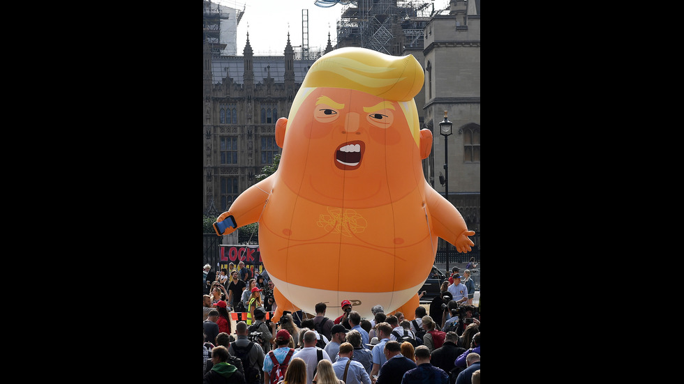ПРОТЕСТ: Тръмп е "голямо, ядосано бебе с крехко его и малки ръчички"