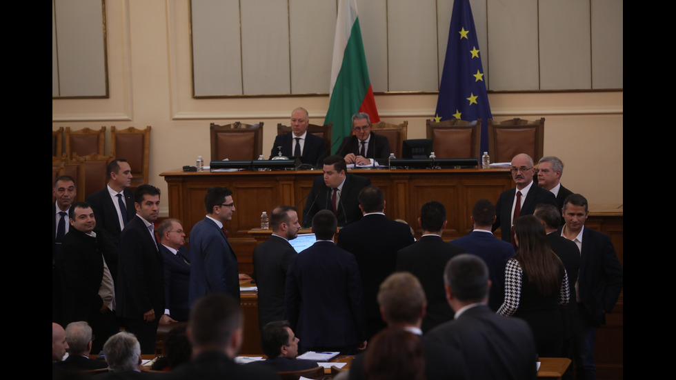 Скандал в парламента, отстраниха депутат от ПП от пленарната зала