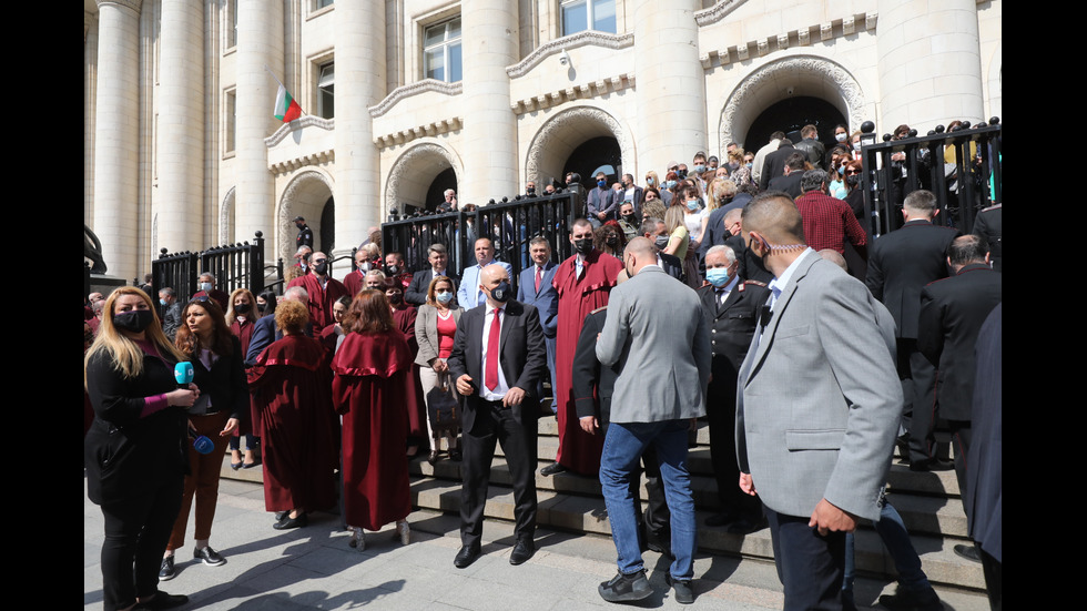 Магистрати в цялата страна излязоха на мълчалив протест