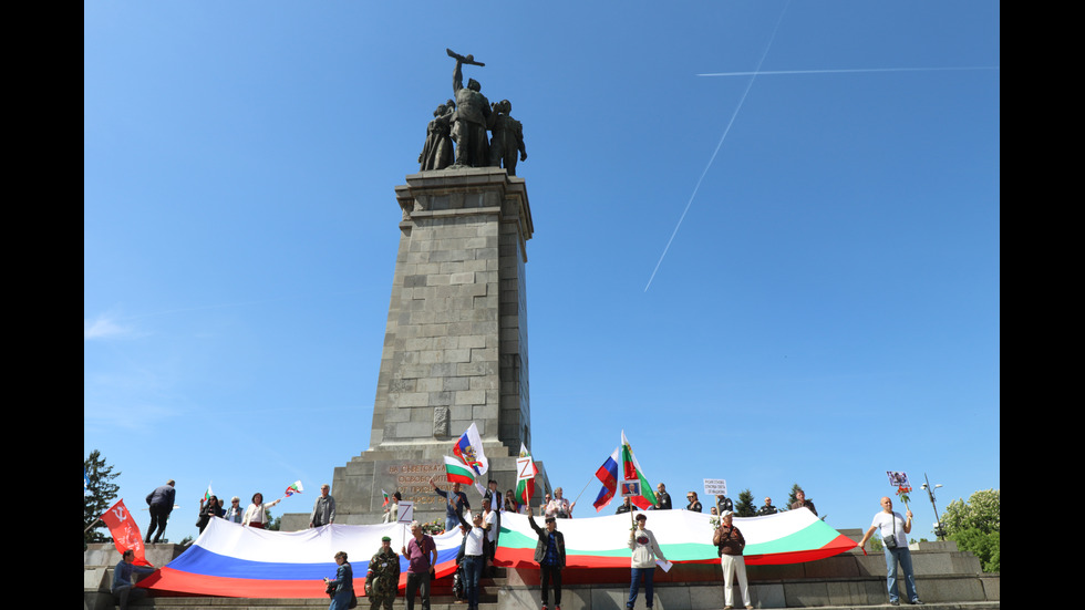 Нарисуваха украинското знаме върху Паметника на Съветската армия