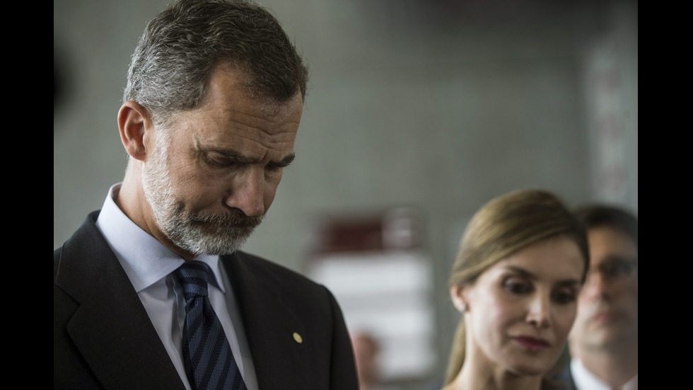 Испанският крал и съпругата му посетиха пострадали при атентата в Барселона