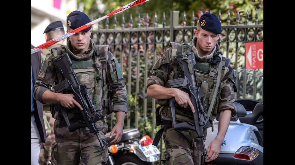 Кола се вряза в шестима войници в Париж