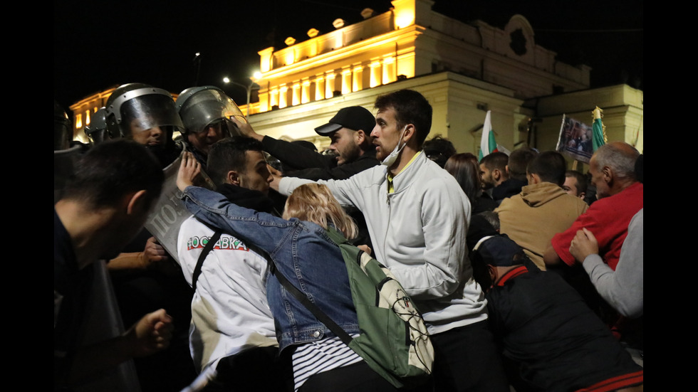 Бомбички, бутилки и павета полетяха към полицаите на протеста в София