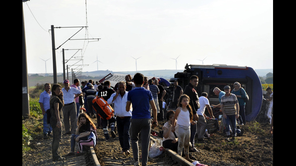 Пътнически влак дерайлира в Турция