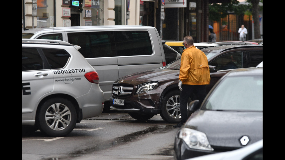Жена се вряза с автомобила си в магазин в центъра на София