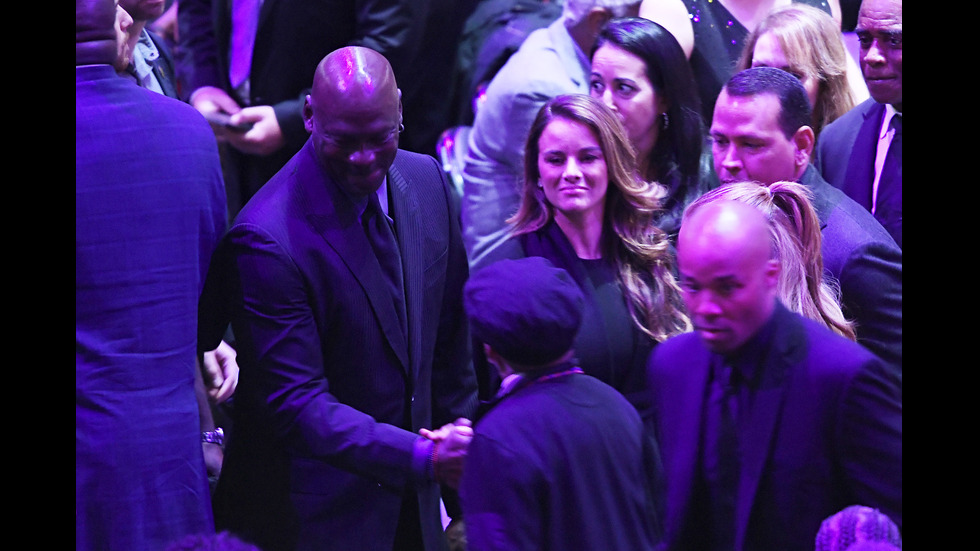 Хиляди се простиха с Коби Брайънт