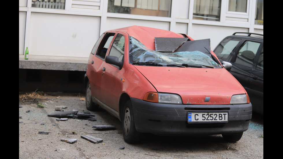 Плоча падна и смачка автомобил в София