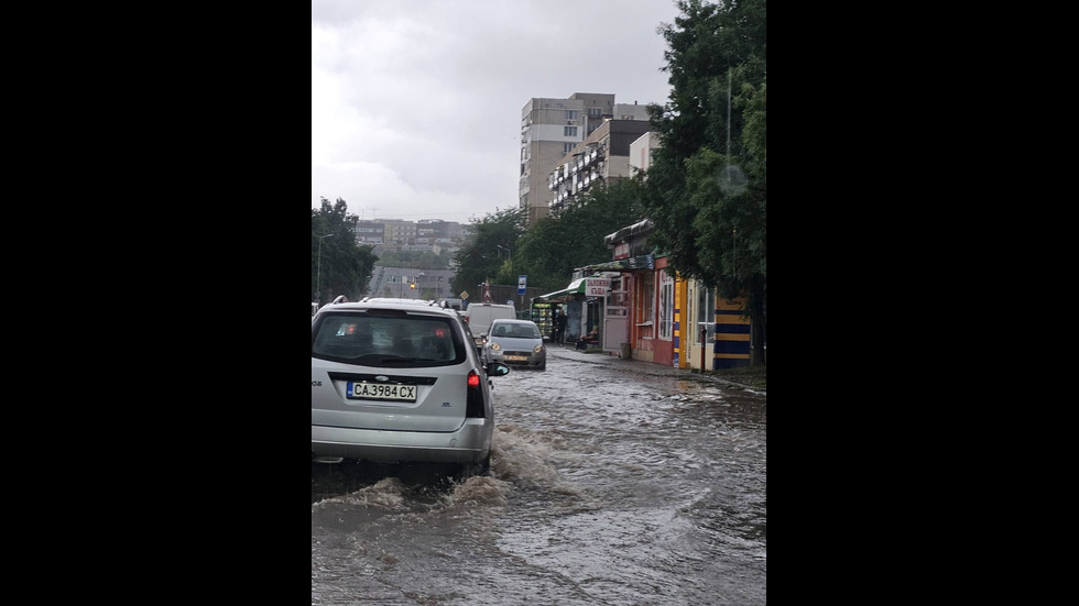 Буря и градушка наводниха София