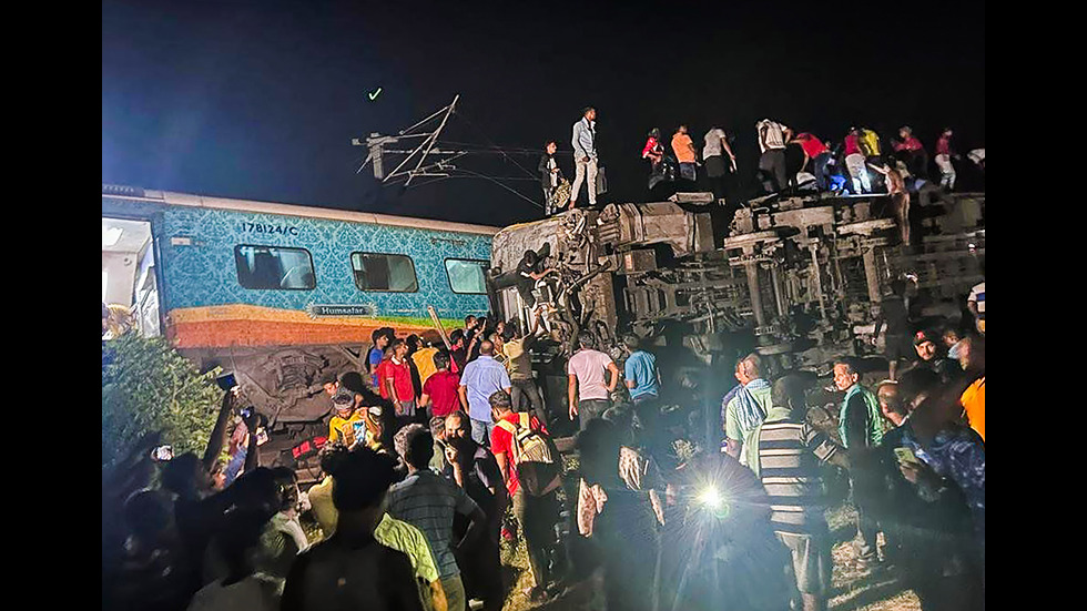 Расте броят на жертвите от влаковата катастрофа в Индия