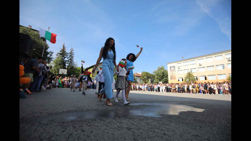 ПЪРВИЯТ ЗВЪНЕЦ: Начало на новата учебна година