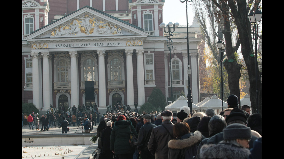 Поклонението пред Ламбо в Народния театър