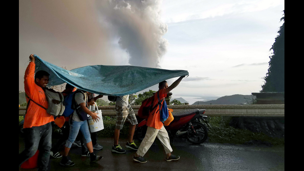 Вулкан изригна във Филипините