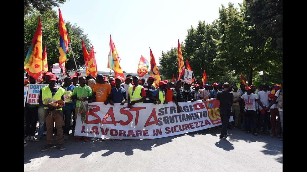 Стотици чуждестранни берачи на домати протестираха в Италия