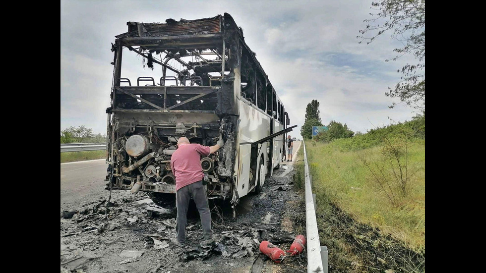 Автобус с бежанци се запали на АМ „Черно море"