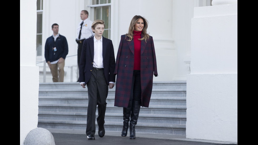 Мелания и синът й приеха коледната елха за Белия дом