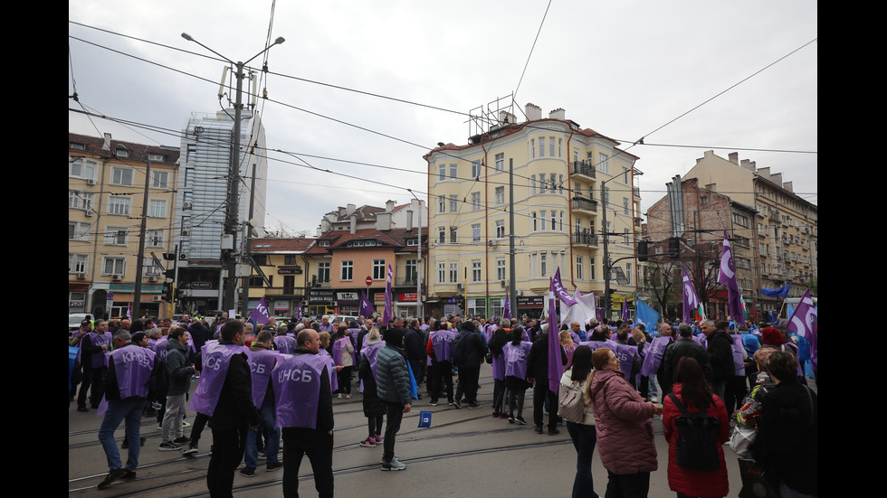 Протест на служителите в градския транспорт блокира София