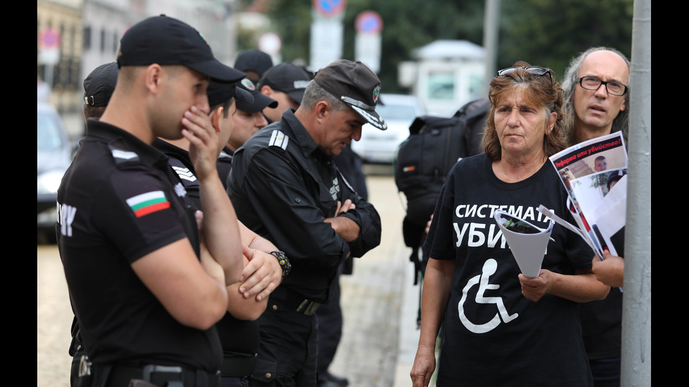 Майки на деца с увреждания отново протестират