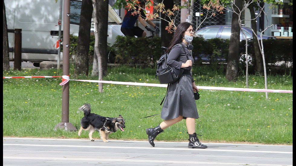 Първи ден без маски на открито