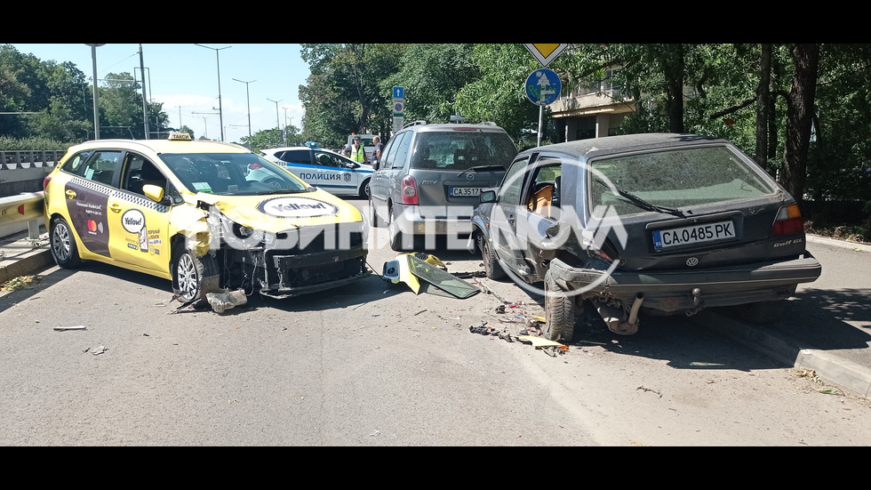 Такси помете четири коли в локалното на "Цариградско шосе"