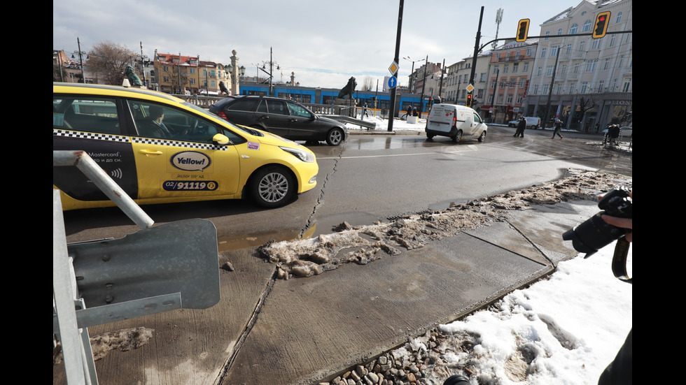 Напука се пътната настилка в района на "Лъвов мост"