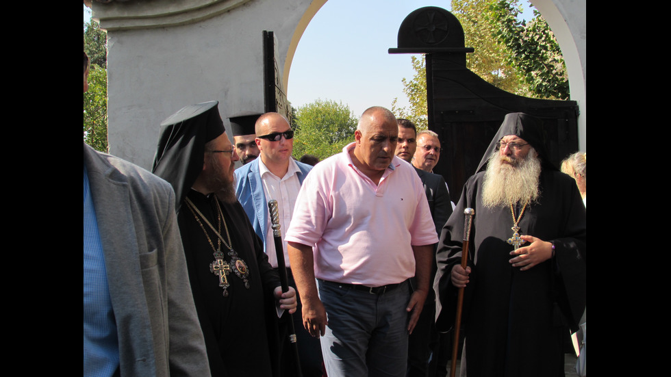 Премиерът запали свещ в Басарабовския манастир