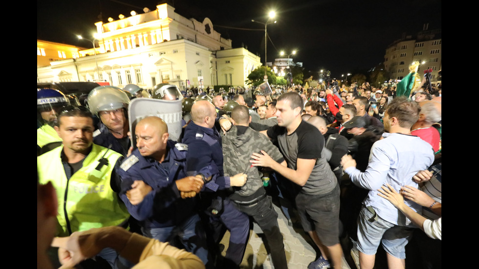 Бомбички, бутилки и павета полетяха към полицаите на протеста в София