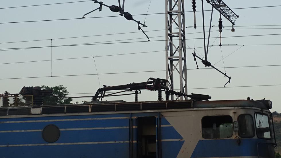 Повреден пантограф скъса контактната мрежа, влаковете между Кресна и Симитли спряха