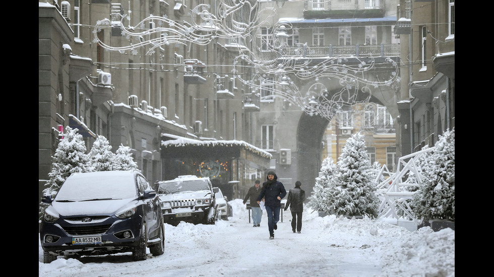 Европа – в плен на зимата. Как чистят пътищата в другите страни?