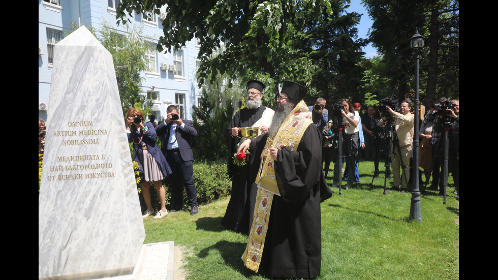 Откриха паметник на лекарите, загинали от COVID-19