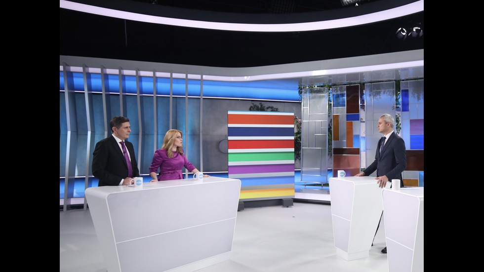 ЗАД КАДЪР: Изборният ден по NOVA В СНИМКИ