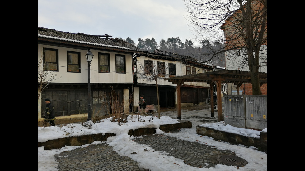 Пожар изпепели 3 старинни къщи в Габрово