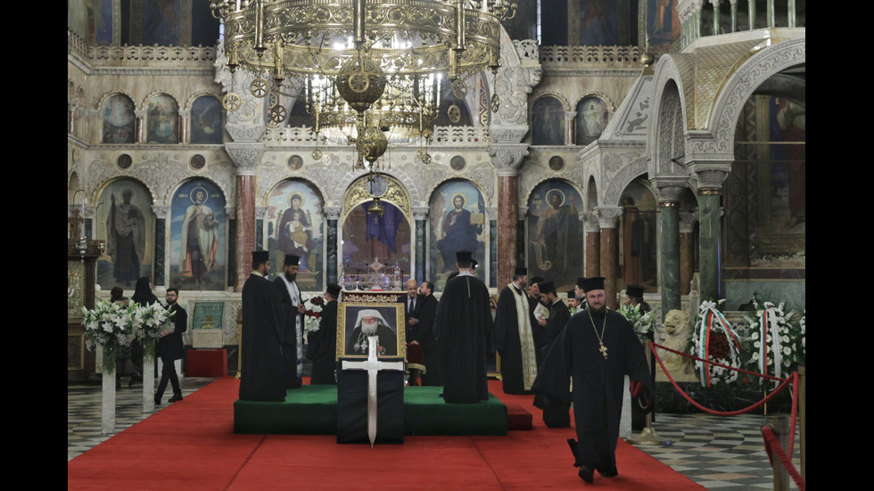 Изложиха за поклонение тленните останки на патриарха в „Св. Александър Невски”