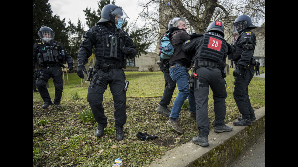 Сблъсъци с полицията по време на неразрешен протест в Германия