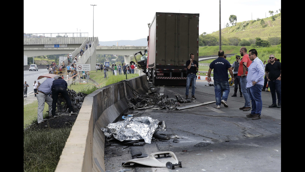 Хеликоптер се разби в камион в Бразилия