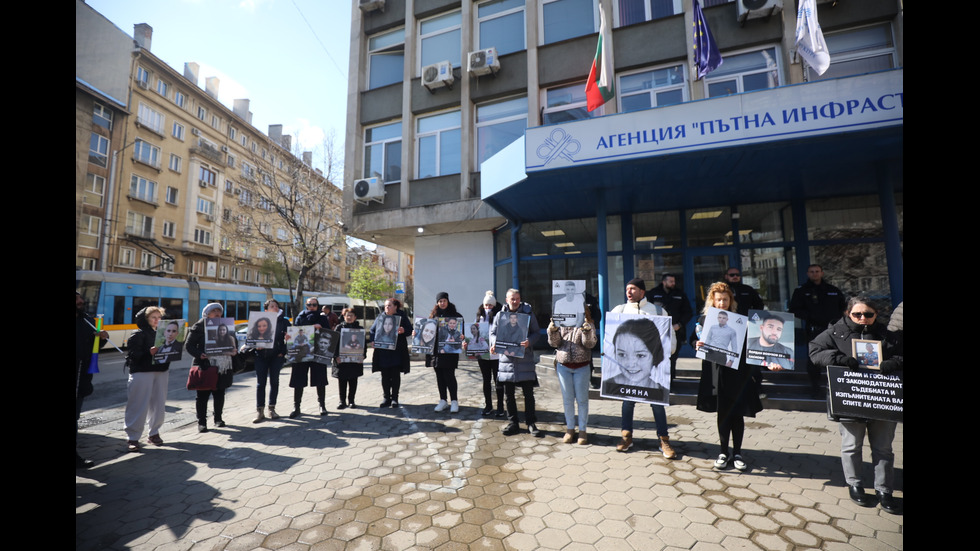 „Стига повече“: Протест в София срещу войната по пътищата