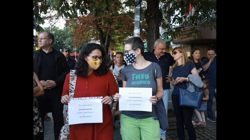 Родители на протест срещу онлайн обучението