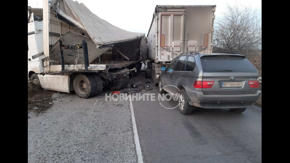 Два тира и кола се удариха на пътя Русе-Велико Търново, има ранен