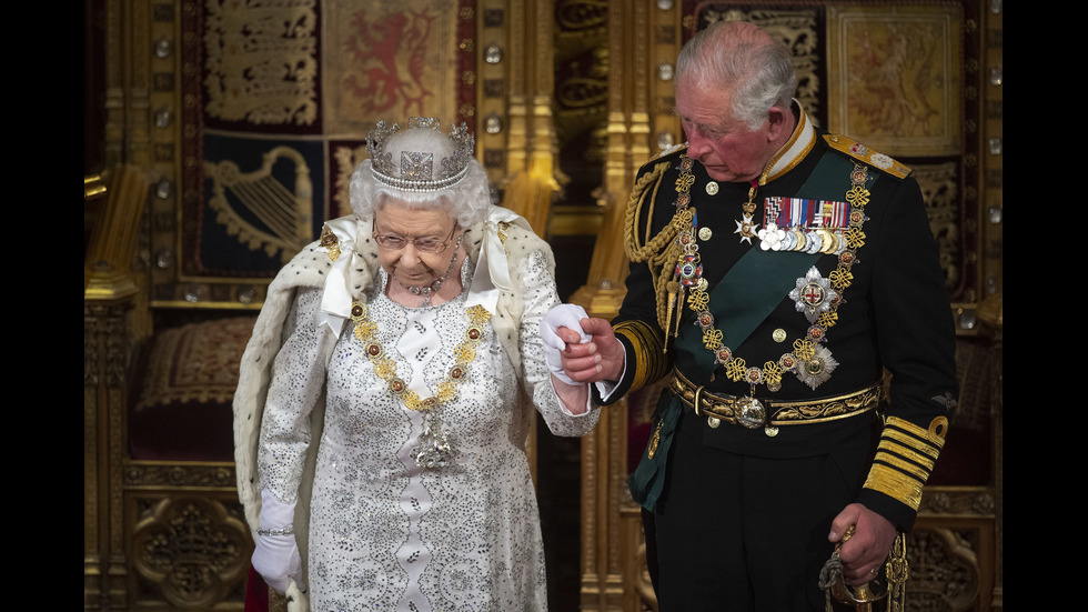 Кралица Елизабет II наруши традицията, сложи по-лека корона