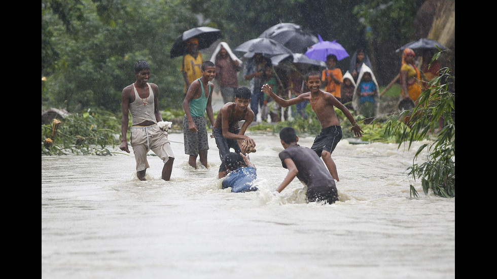 Наводнения в Непал засегнаха 100 хиляди души