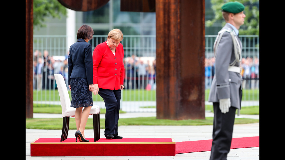 Меркел седнала при изпълнение на национални химни