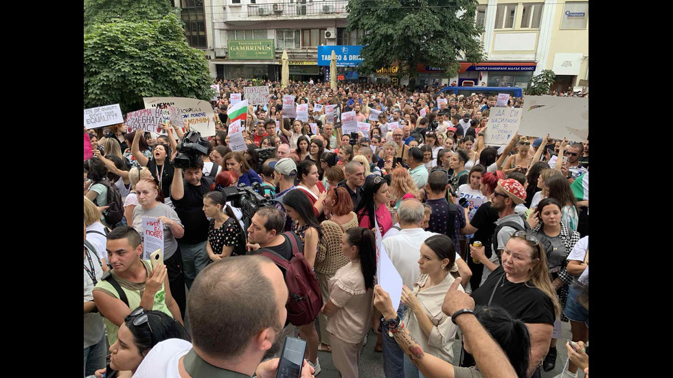 Протести в десетки градове заради жестоко малтретираното 18-годишно момиче