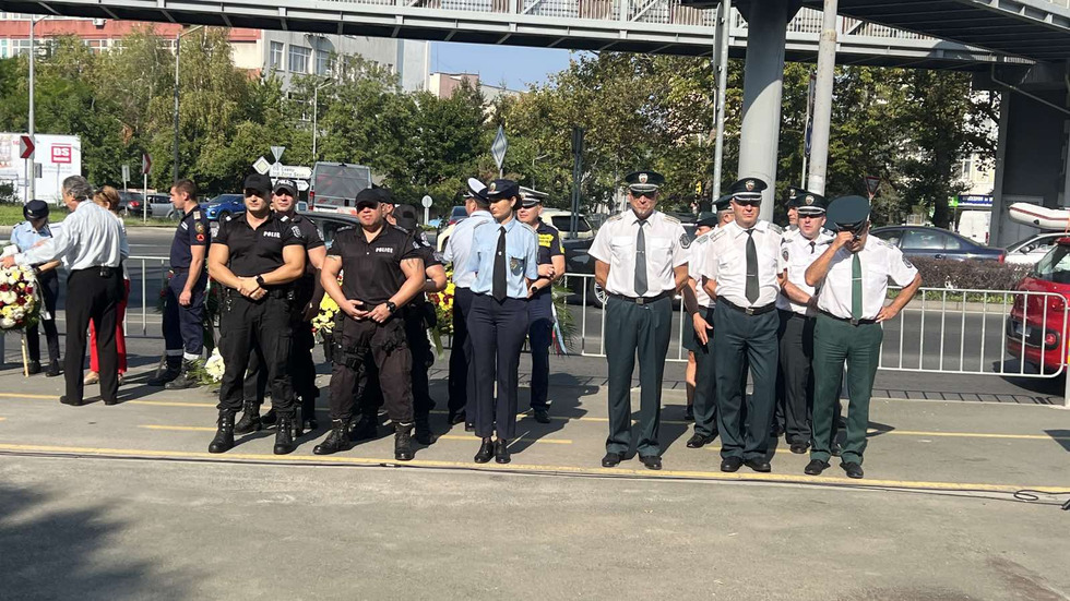 Откриват плоча в памет на полицаите, убити от автобус с мигранти в Бургас