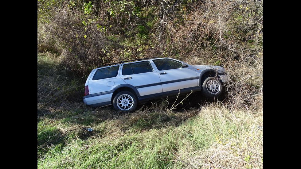 Кола излетя от пътя при рисково изпреварване край Симитли
