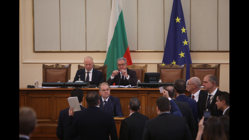 Скандал в парламента, отстраниха депутат от ПП от пленарната зала