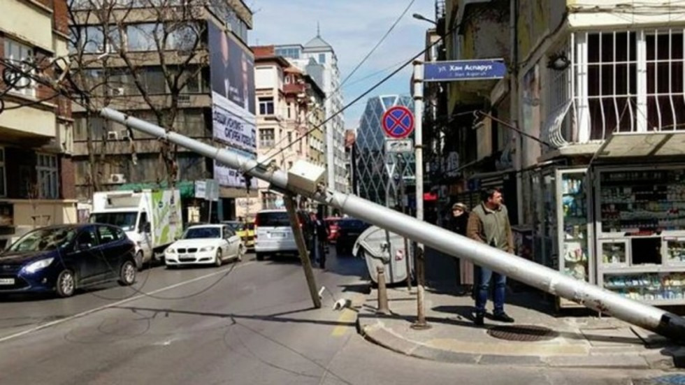 Стълб падна в центъра на София